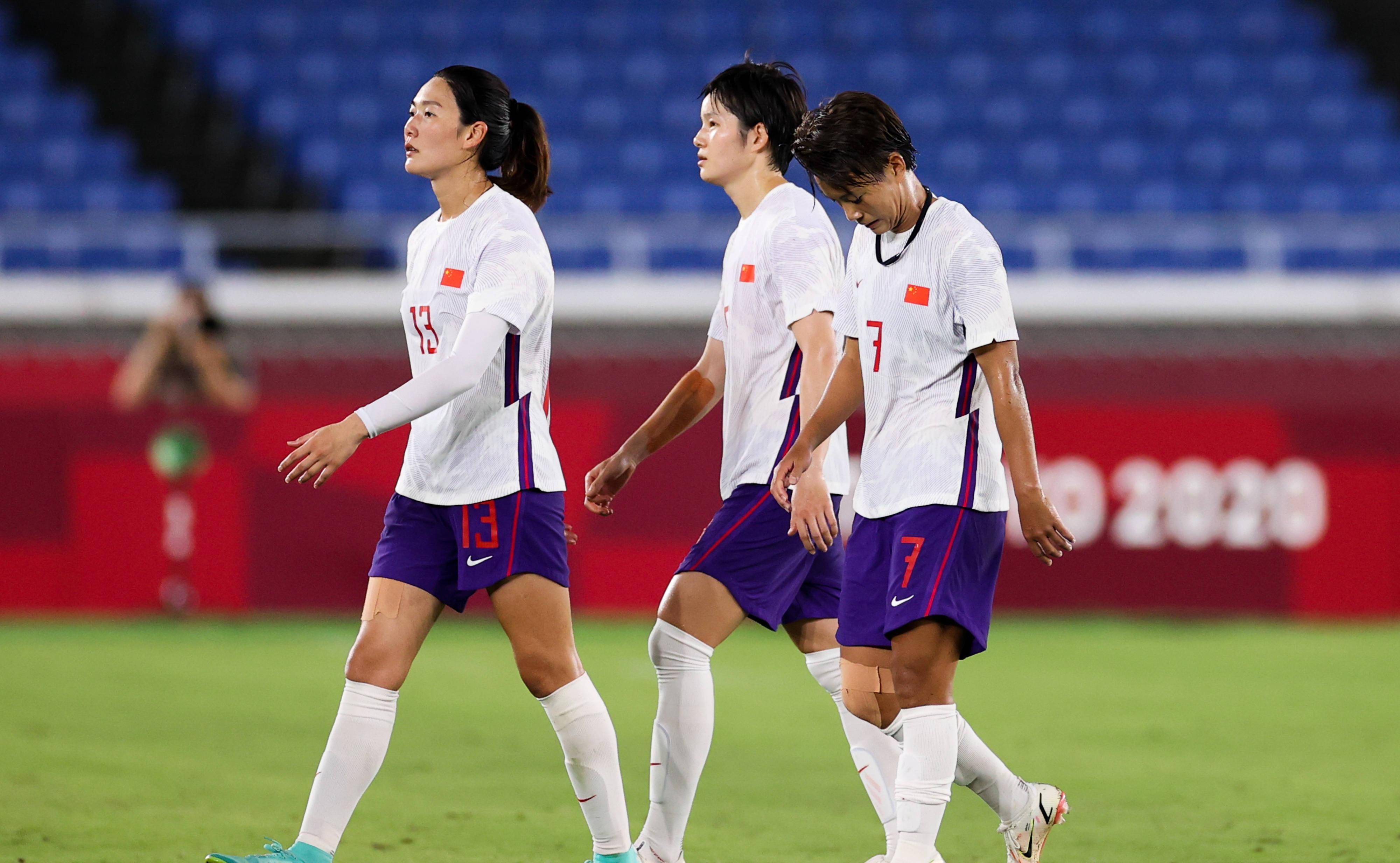 法国女足选手在比赛中力挫对手